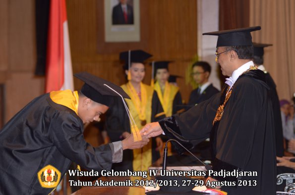 wisuda-unpad-gel-iv-ta-2012_2013-fakultas-ekonoi-dan-bisnis-oleh-rektor-248