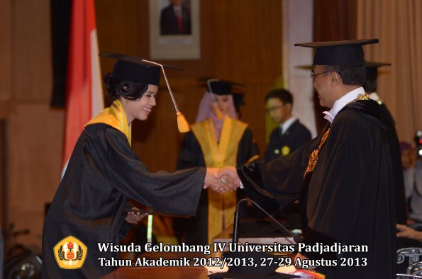 wisuda-unpad-gel-iv-ta-2012_2013-fakultas-ekonoi-dan-bisnis-oleh-rektor-250