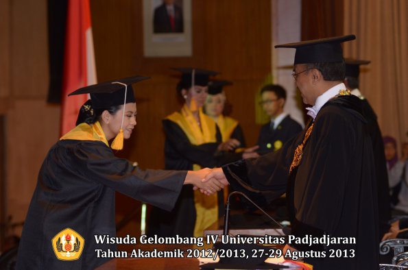 wisuda-unpad-gel-iv-ta-2012_2013-fakultas-ekonoi-dan-bisnis-oleh-rektor-252