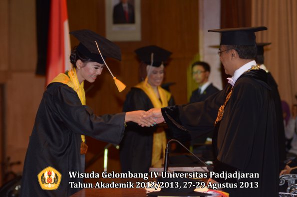 wisuda-unpad-gel-iv-ta-2012_2013-fakultas-ekonoi-dan-bisnis-oleh-rektor-253