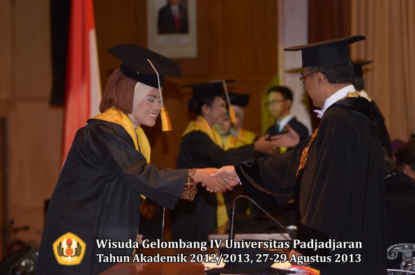 wisuda-unpad-gel-iv-ta-2012_2013-fakultas-ekonoi-dan-bisnis-oleh-rektor-254