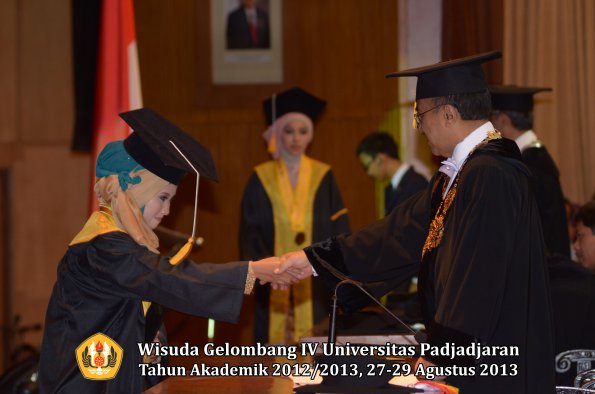 wisuda-unpad-gel-iv-ta-2012_2013-fakultas-ekonoi-dan-bisnis-oleh-rektor-256