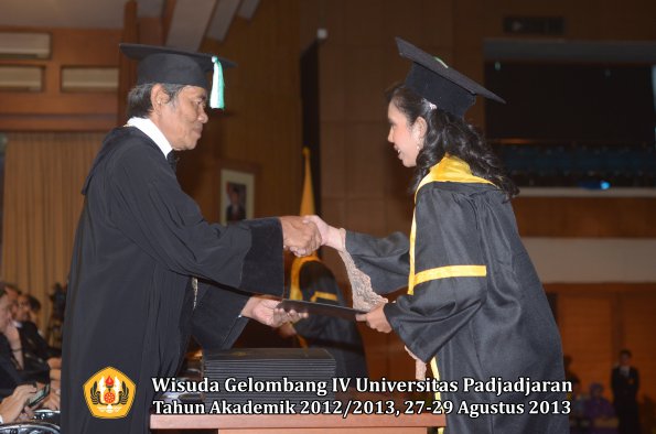 wisuda-unpad-gel-iv-ta-2012_2013-fakultas-pertanian-oleh-dekan-023