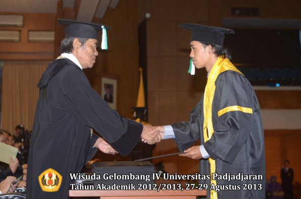 wisuda-unpad-gel-iv-ta-2012_2013-fakultas-pertanian-oleh-dekan-025