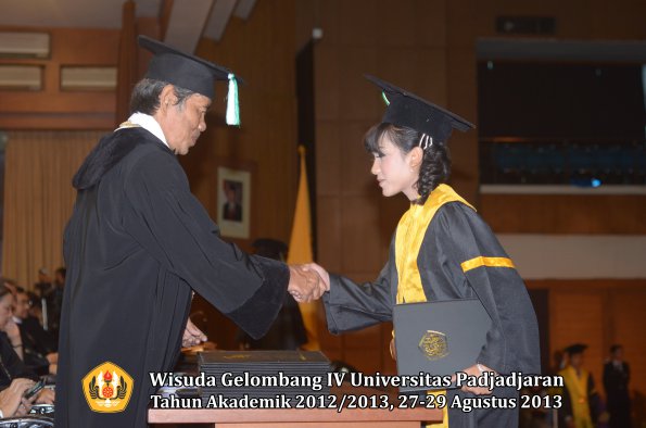 wisuda-unpad-gel-iv-ta-2012_2013-fakultas-pertanian-oleh-dekan-027