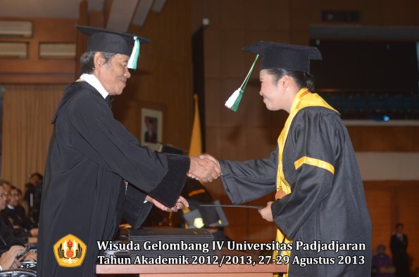 wisuda-unpad-gel-iv-ta-2012_2013-fakultas-pertanian-oleh-dekan-028