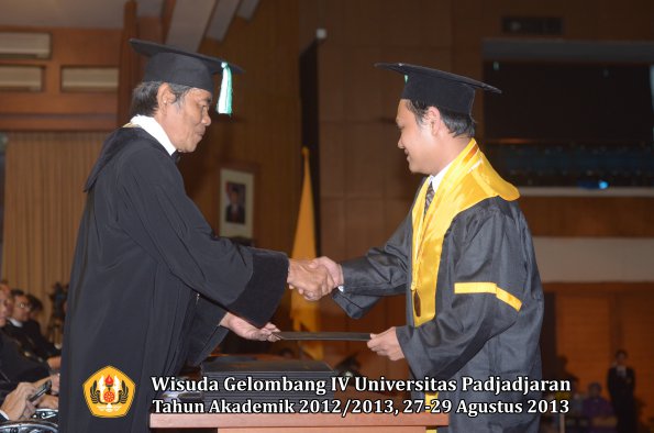 wisuda-unpad-gel-iv-ta-2012_2013-fakultas-pertanian-oleh-dekan-030