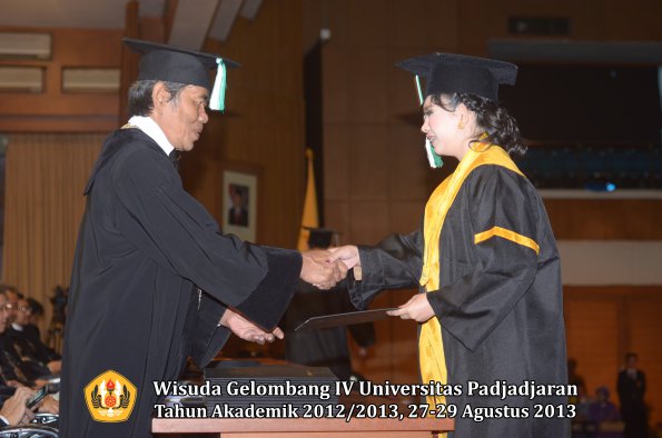 wisuda-unpad-gel-iv-ta-2012_2013-fakultas-pertanian-oleh-dekan-031