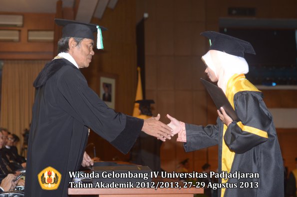 wisuda-unpad-gel-iv-ta-2012_2013-fakultas-pertanian-oleh-dekan-032