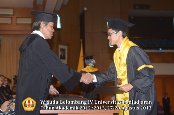 wisuda-unpad-gel-iv-ta-2012_2013-fakultas-pertanian-oleh-dekan-034