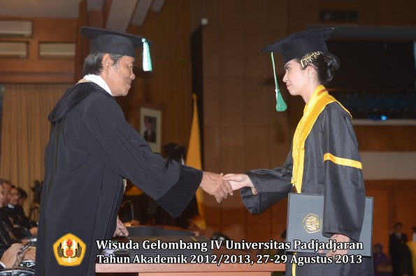 wisuda-unpad-gel-iv-ta-2012_2013-fakultas-pertanian-oleh-dekan-035