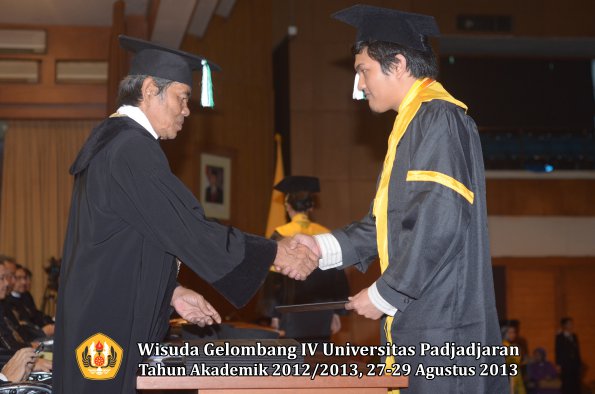 wisuda-unpad-gel-iv-ta-2012_2013-fakultas-pertanian-oleh-dekan-036