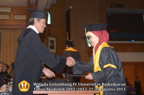 wisuda-unpad-gel-iv-ta-2012_2013-fakultas-pertanian-oleh-dekan-037