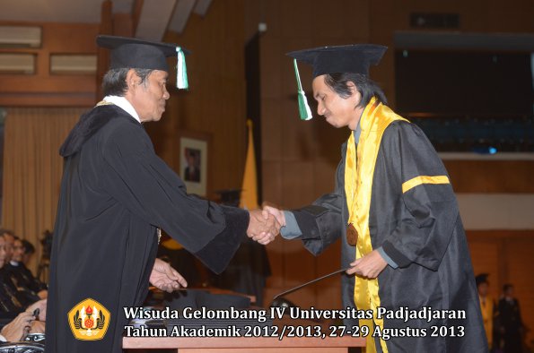 wisuda-unpad-gel-iv-ta-2012_2013-fakultas-pertanian-oleh-dekan-039