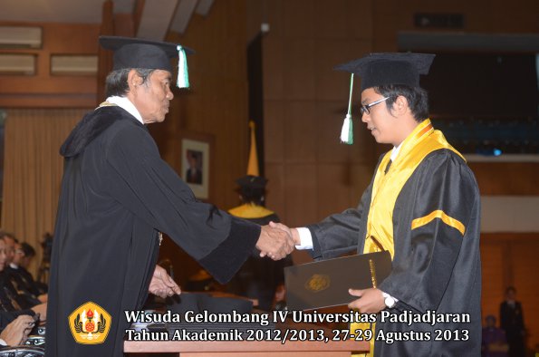 wisuda-unpad-gel-iv-ta-2012_2013-fakultas-pertanian-oleh-dekan-040