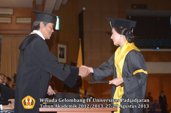 wisuda-unpad-gel-iv-ta-2012_2013-fakultas-pertanian-oleh-dekan-041