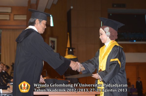 wisuda-unpad-gel-iv-ta-2012_2013-fakultas-pertanian-oleh-dekan-042