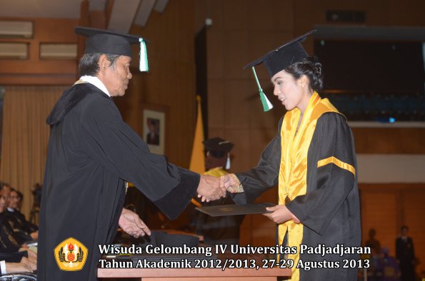 wisuda-unpad-gel-iv-ta-2012_2013-fakultas-pertanian-oleh-dekan-043