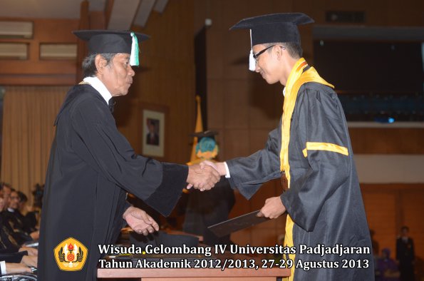 wisuda-unpad-gel-iv-ta-2012_2013-fakultas-pertanian-oleh-dekan-045