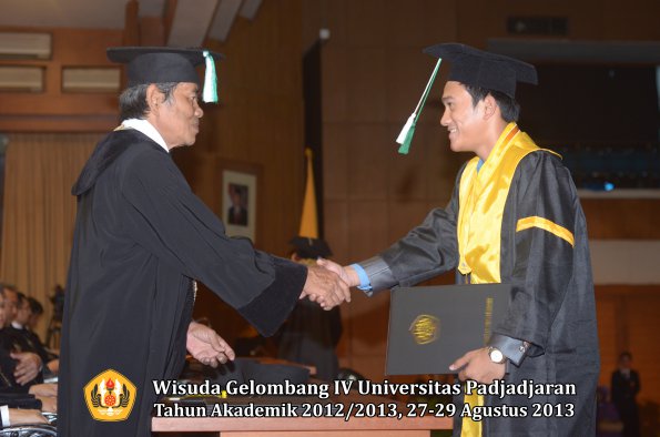 wisuda-unpad-gel-iv-ta-2012_2013-fakultas-pertanian-oleh-dekan-047