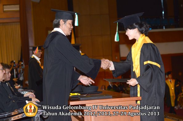 wisuda-unpad-gel-iv-ta-2012_2013-fakultas-pertanian-oleh-dekan-048