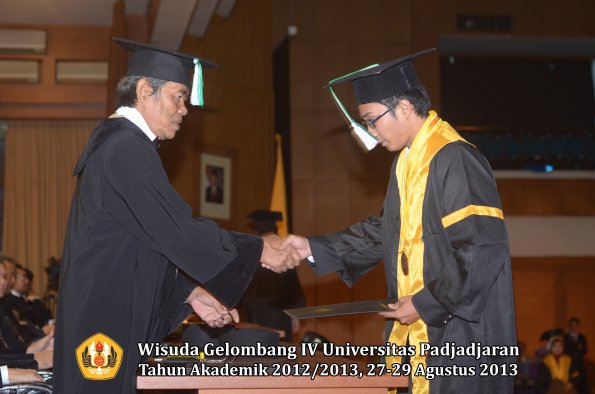 wisuda-unpad-gel-iv-ta-2012_2013-fakultas-pertanian-oleh-dekan-049