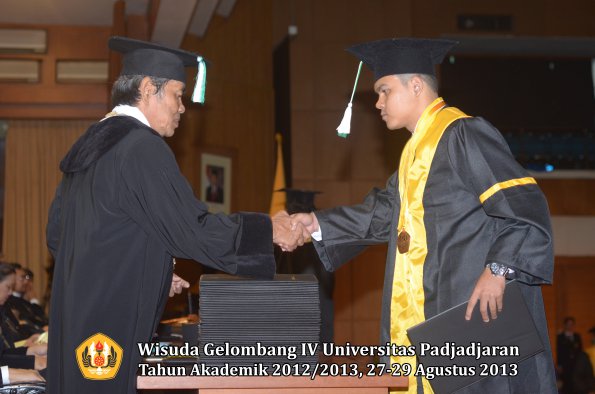 wisuda-unpad-gel-iv-ta-2012_2013-fakultas-pertanian-oleh-dekan-054