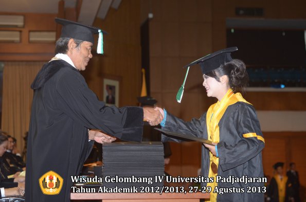 wisuda-unpad-gel-iv-ta-2012_2013-fakultas-pertanian-oleh-dekan-055