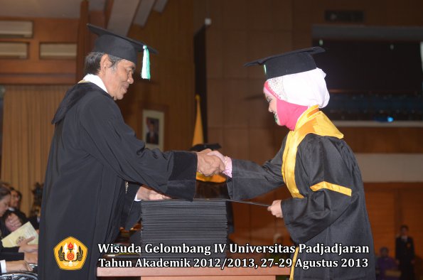 wisuda-unpad-gel-iv-ta-2012_2013-fakultas-pertanian-oleh-dekan-056