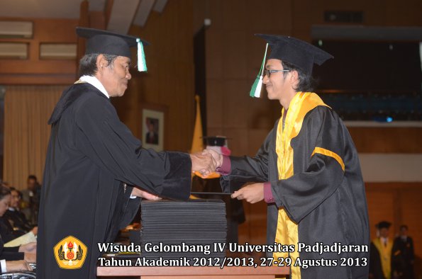 wisuda-unpad-gel-iv-ta-2012_2013-fakultas-pertanian-oleh-dekan-057