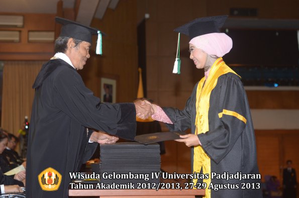 wisuda-unpad-gel-iv-ta-2012_2013-fakultas-pertanian-oleh-dekan-058