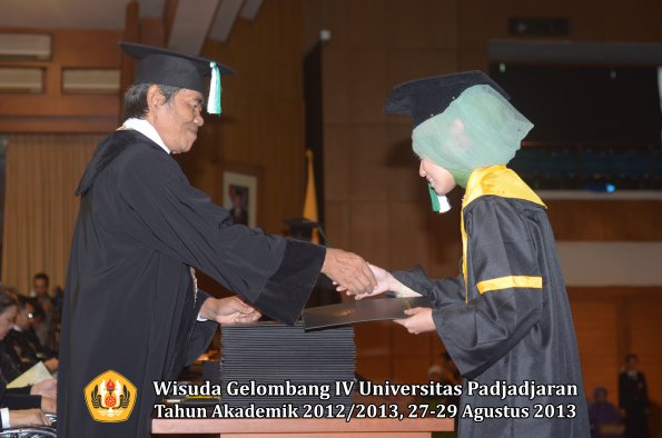 wisuda-unpad-gel-iv-ta-2012_2013-fakultas-pertanian-oleh-dekan-061