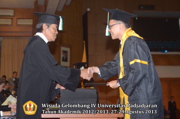 wisuda-unpad-gel-iv-ta-2012_2013-fakultas-pertanian-oleh-dekan-063