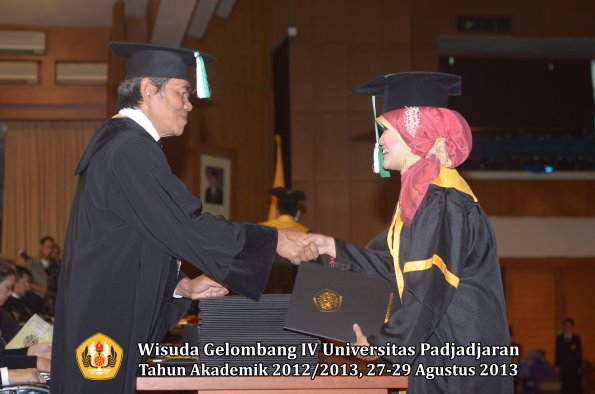 wisuda-unpad-gel-iv-ta-2012_2013-fakultas-pertanian-oleh-dekan-064