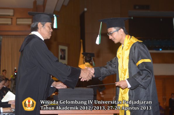 wisuda-unpad-gel-iv-ta-2012_2013-fakultas-pertanian-oleh-dekan-067