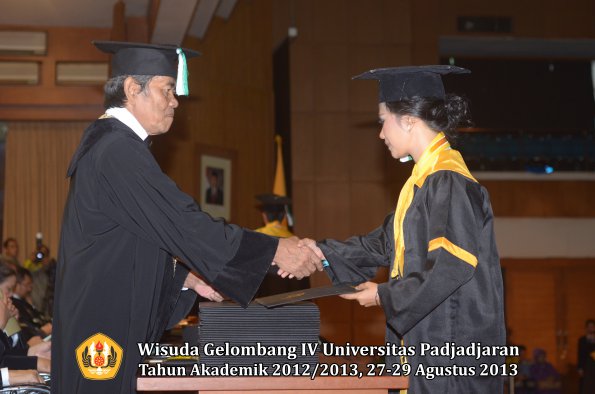 wisuda-unpad-gel-iv-ta-2012_2013-fakultas-pertanian-oleh-dekan-068