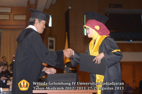 wisuda-unpad-gel-iv-ta-2012_2013-fakultas-pertanian-oleh-dekan-071