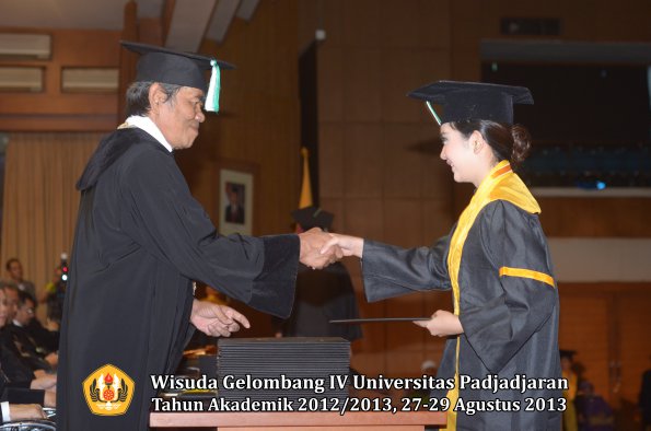 wisuda-unpad-gel-iv-ta-2012_2013-fakultas-pertanian-oleh-dekan-072