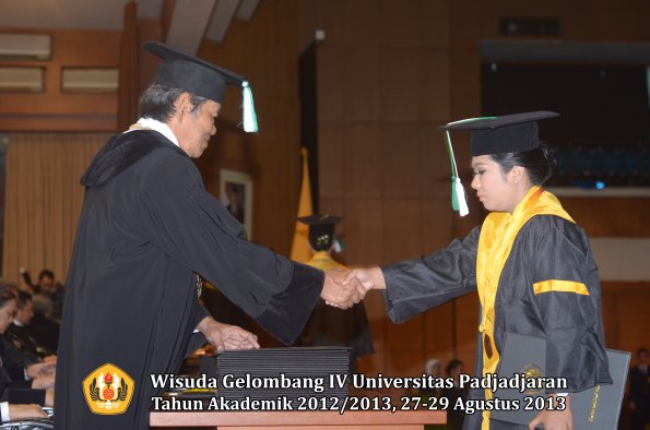 wisuda-unpad-gel-iv-ta-2012_2013-fakultas-pertanian-oleh-dekan-077