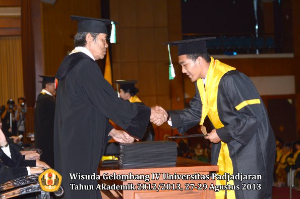 wisuda-unpad-gel-iv-ta-2012_2013-fakultas-pertanian-oleh-dekan-078