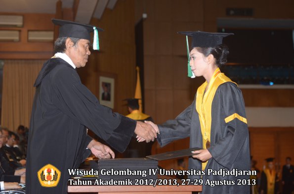 wisuda-unpad-gel-iv-ta-2012_2013-fakultas-pertanian-oleh-dekan-079