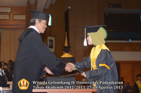 wisuda-unpad-gel-iv-ta-2012_2013-fakultas-pertanian-oleh-dekan-081