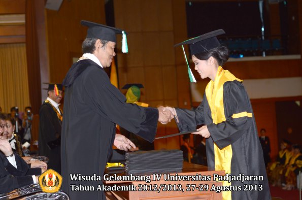 wisuda-unpad-gel-iv-ta-2012_2013-fakultas-pertanian-oleh-dekan-082