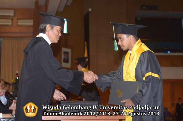 wisuda-unpad-gel-iv-ta-2012_2013-fakultas-pertanian-oleh-dekan-083