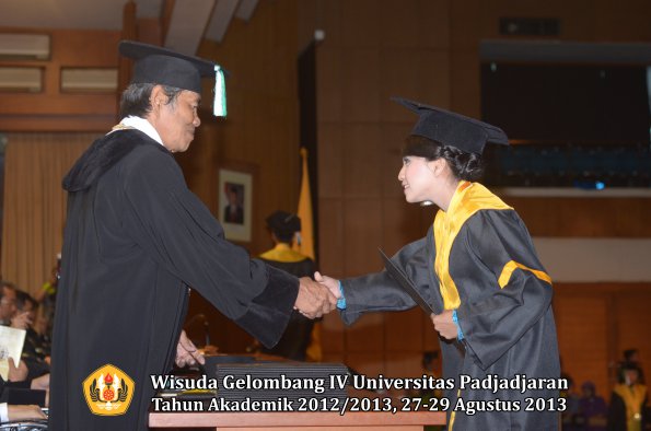 wisuda-unpad-gel-iv-ta-2012_2013-fakultas-pertanian-oleh-dekan-085