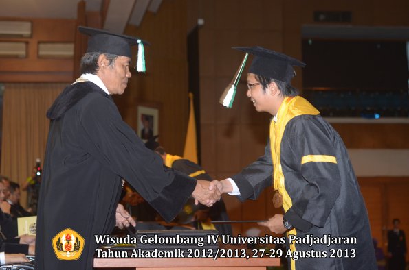 wisuda-unpad-gel-iv-ta-2012_2013-fakultas-pertanian-oleh-dekan-087