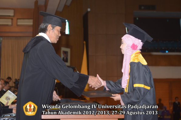 wisuda-unpad-gel-iv-ta-2012_2013-fakultas-pertanian-oleh-dekan-088