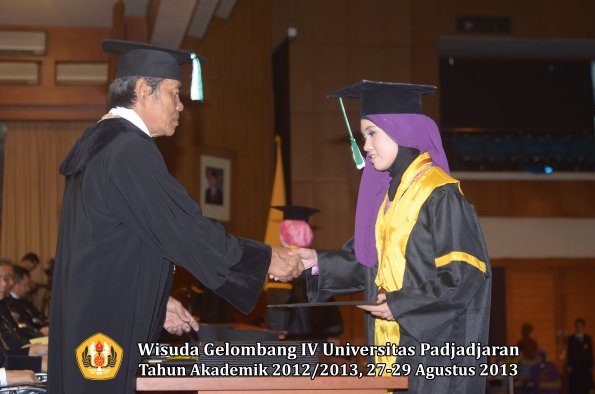 wisuda-unpad-gel-iv-ta-2012_2013-fakultas-pertanian-oleh-dekan-090