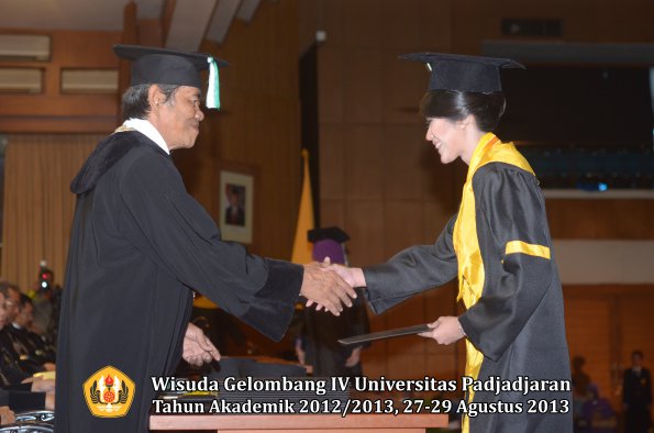 wisuda-unpad-gel-iv-ta-2012_2013-fakultas-pertanian-oleh-dekan-091