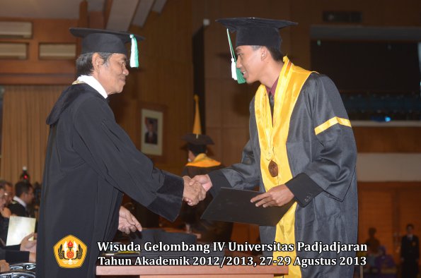 wisuda-unpad-gel-iv-ta-2012_2013-fakultas-pertanian-oleh-dekan-093